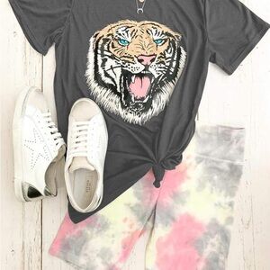 Scoop neck Tiger tee
